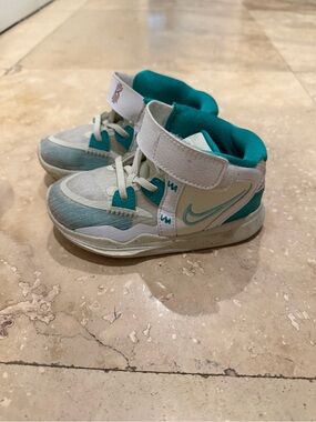 Nike Kyrie Infinity TD in the "Golden Tribute"